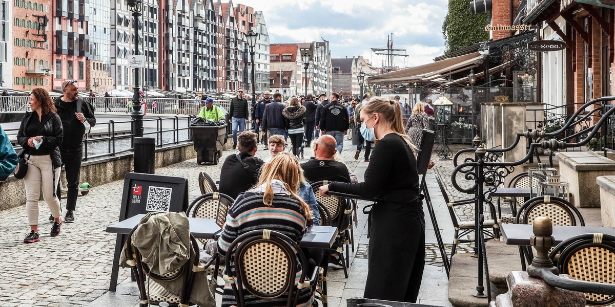 Od 28 maja restauracje mają mieć już możliwość działania też wewnątrz (obecnie czynne są tylko ogródki restauracyjne).