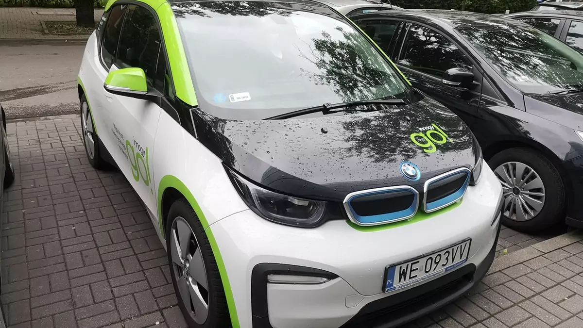 BMW i3 Innogy po zdjęciu charakterystycznych zielonych naklejek trafiają na rynek samochodów używanych