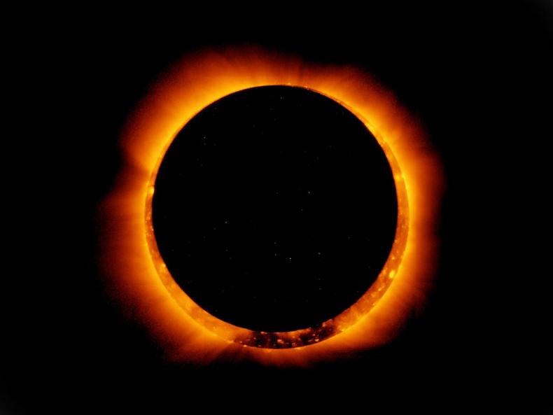 Un eclipse solar anular deja visible un anillo de sol.  NASA
