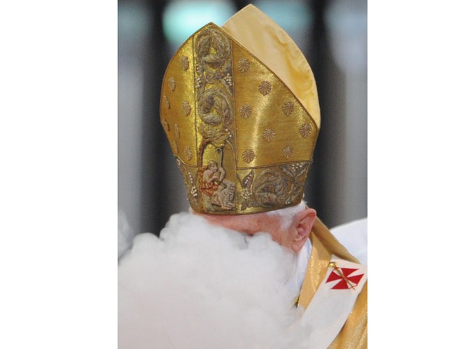 Papież Benedykt XVI przewodniczy mszy świętej w katedrze Sagrada Familia w Barcelonie 7 listopada 2010