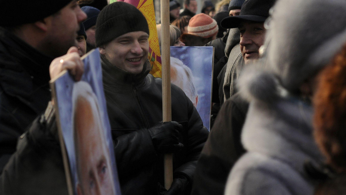 Od 2 do 9 tys. osób uczestniczyło w sobotę w kilkunastu miastach Federacji Rosyjskiej w demonstracjach poparcia dla premiera Władimira Putina, który kandyduje w marcowych wyborach prezydenckich. Akcje te odbyły się pod hasłem "Mamy coś do stracenia!".