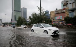 Potężna ulewa w Warszawie. Ulice zamieniły się w rzeki [WIDEO]