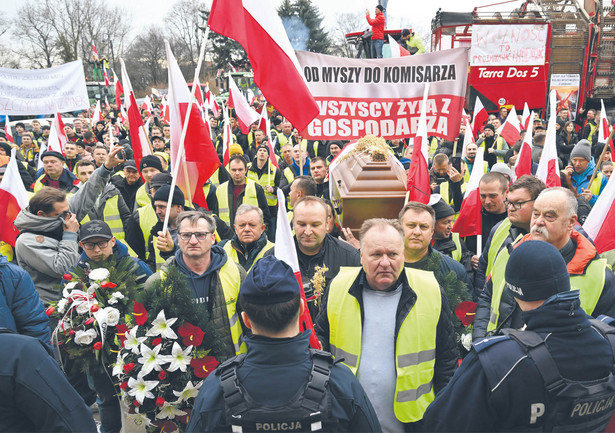 Coraz częściej w rozmowach z przedstawicielami rządu słychać żądanie całkowitego zamknięcia granicy z Ukrainą dla towarów rolnych