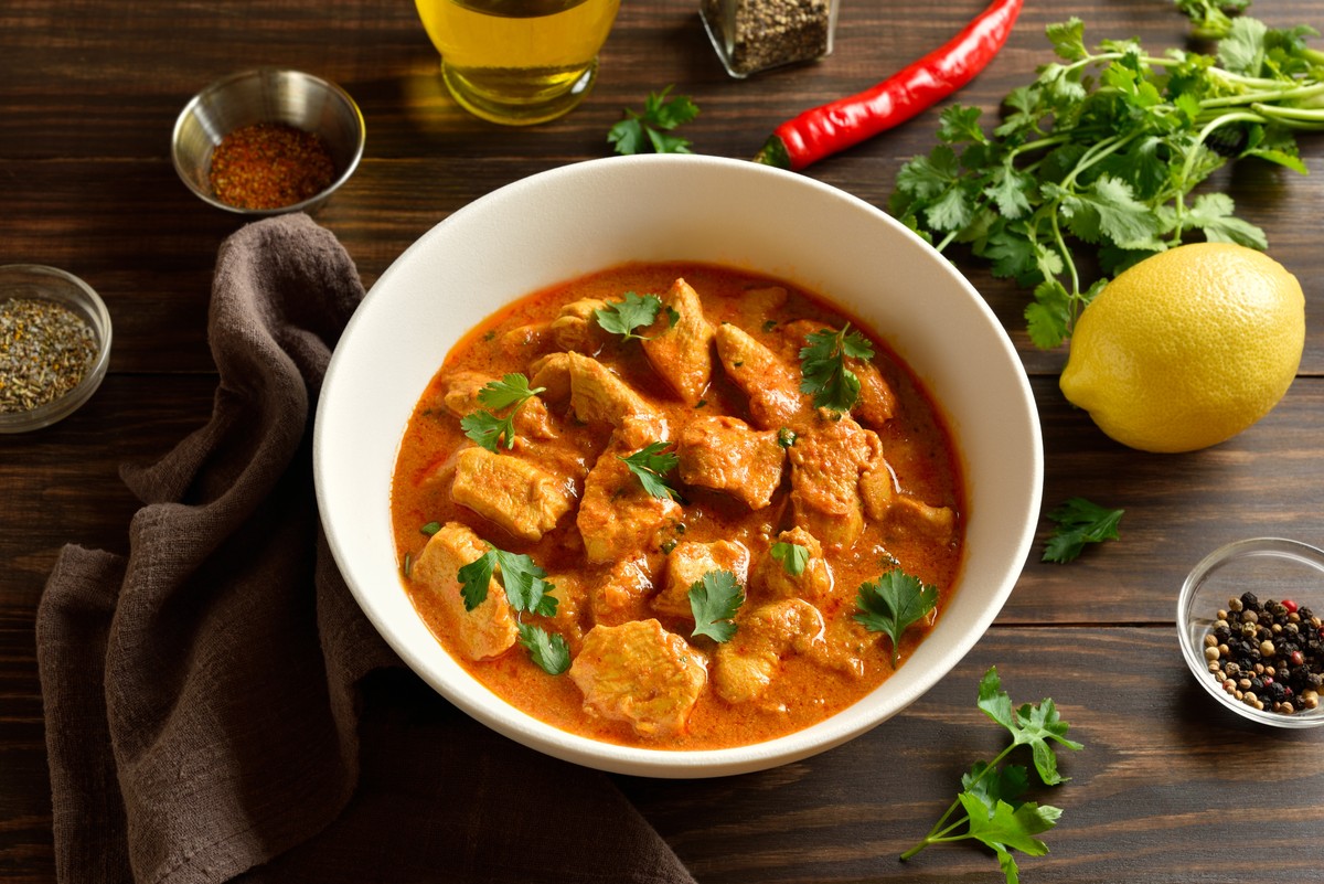 Kurczak curry to danie proste do przygotowania, pyszne i aromatyczne