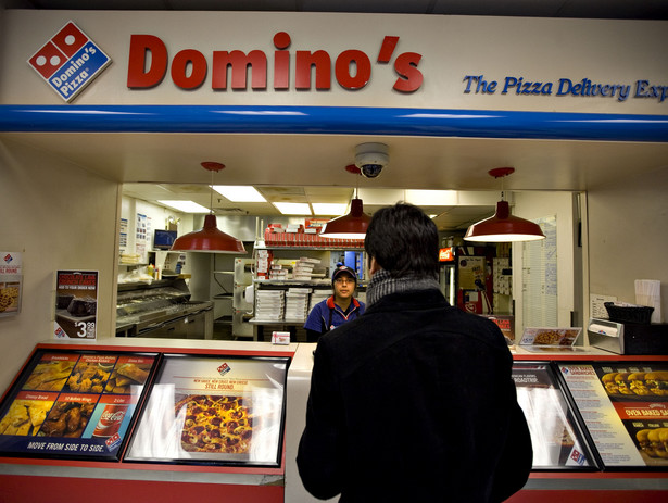 Po ośmiu latach przerwy, Domino’s Pizza wraca do gry o polski rynek gastronomiczny. Przypomnijmy - w 2002 r. firma rozwijająca w naszym kraju tą sieć ogłosiła upadłość. Mówi się, że poniosła klęskę w starciu z Pizza Hut, która otwierała się lepszych lokalizacjach, przez co miała stały napływ klientów.