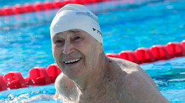 Megható pillanatok: így úszott a Masters vb 97 éves magyar hőse - azt is elárulta, hogy éli a hétköznapjait