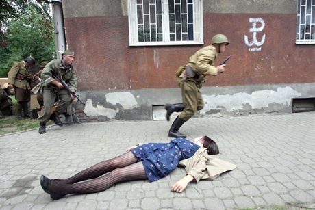 WARSZAWA 04.08.2007OBCHODY 63 ROCZNICY  WYBUCHU POWSTANIA WARSZAWSKIEGOREKONSTRUKCJA WALK POWSTANCZYCH NA CZERNIAKOWIEPOWSTANIE WARSZAWSKIE AK PARASOL ZOSKA BERLINGOWCY  POWSTANCY KONSPIRACJA HISTORIA PATRYJOTYZM MUNDUR BRON WP NIEMCY KOSCIUSZKOWCY PAMIEC SS WOJNANZ REKONSTRUKCJA WALK NA CZERNIAKOWIEFOT GRZEGORZ JAKUBOWSKI