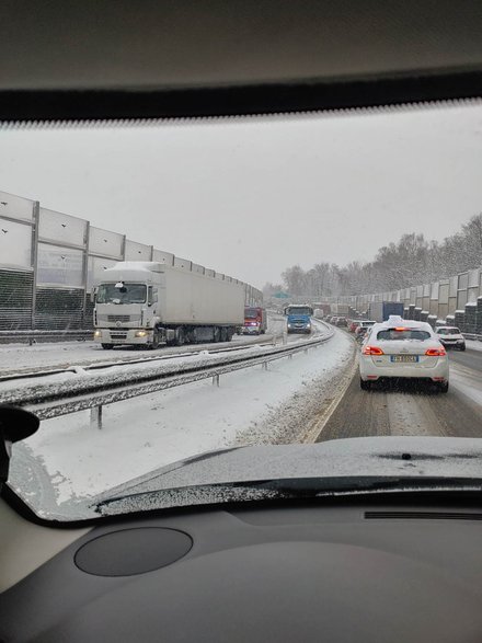 Problemy ciężarówek na DK-1 w Czechowicach-Dziedzicach - 12.12.2022 - autor: Nadesłane przez czytelników; OSP Dziedzice