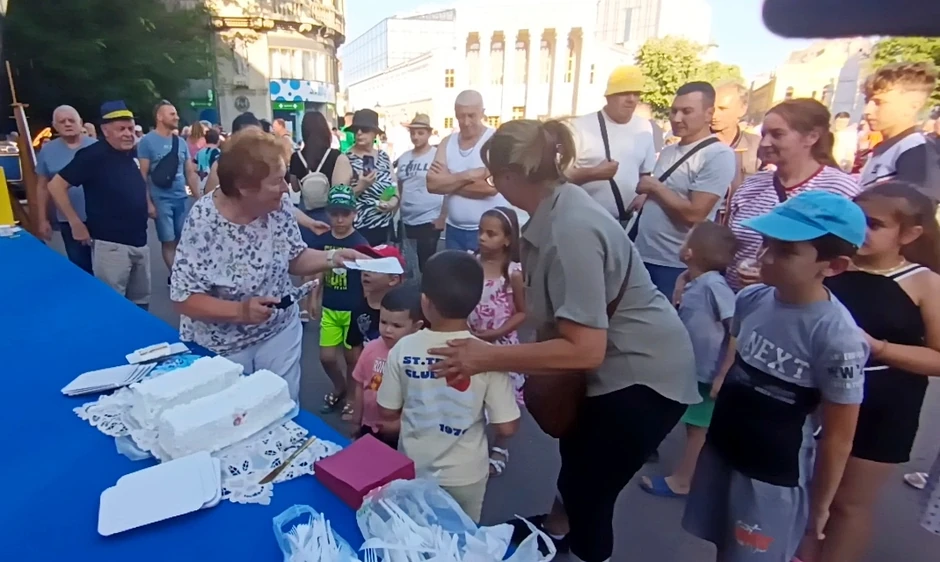 Povodom stotog rođendana "Studebakera" mališani su u centru Subotice bili počašćeni tortom