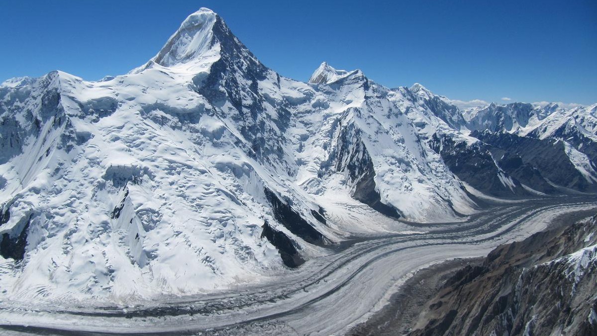 Dziewięć lat temu, Tomasz Mackiewicz zdobył Chan Tengri w Tienszanie. Jest to szczyt mający 7010 m n.p.m położony na granicy Kirgistanu, Kazachstanu i Chin. Mackiewicz zdobył szczyt sam i dokonał tego z bardzo ważnych powodów rodzinnych - podaje "Fakt".