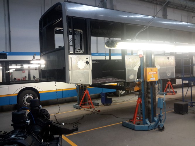 Stanowisko montażu osi. Stąd autobus wyjedzie już na własnych kołach.