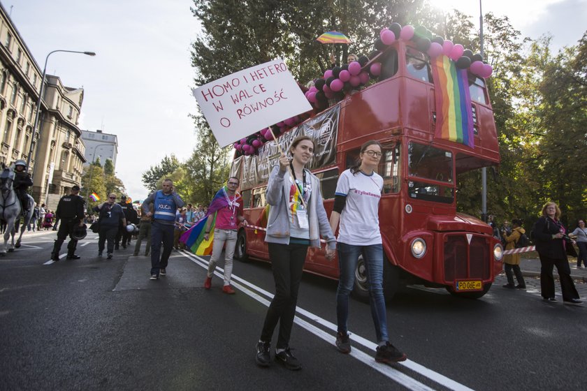 Poznań jako pierwsze polskie miasto wydał zgodę na umieszczenie tęczowych flag na infrastrukturze miejskiej