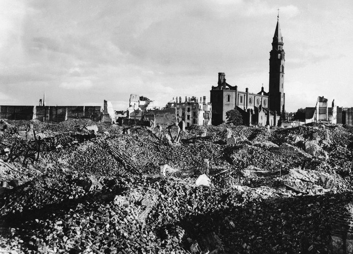 Kościół świętego Augustyna przy ulicy Nowolipki, stojący wśród ruin zrównanego z ziemią getta warszawskiego