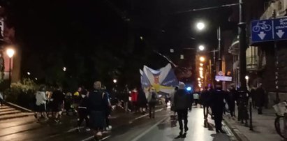 Tłum Szkotów sparaliżował centrum Krakowa! Mamy nagranie i komentarz policji [WIDEO]