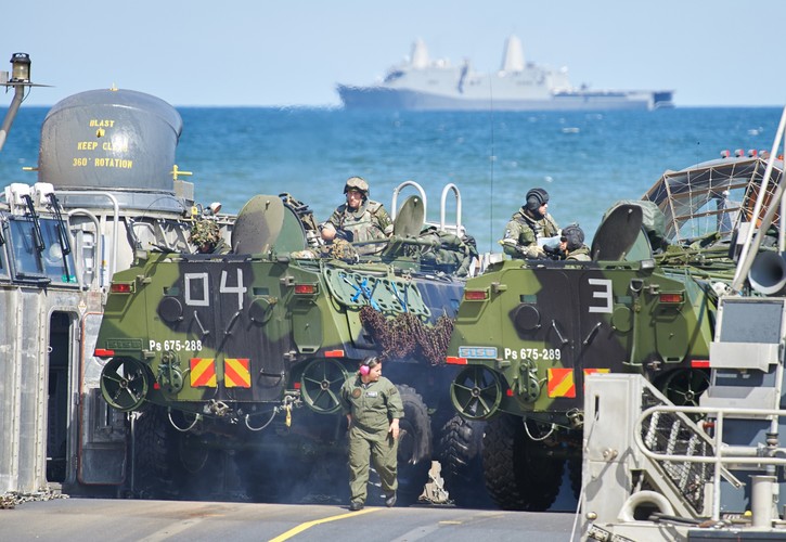 Wozy pancerne na pokładzie poduszkowca amerykańskich sił zbrojnych podczas fazy lądowej międzynarodowych ćwiczeń Baltops 2015<br><br>fot.  (aw/cat) PAP/Adam Warżawa