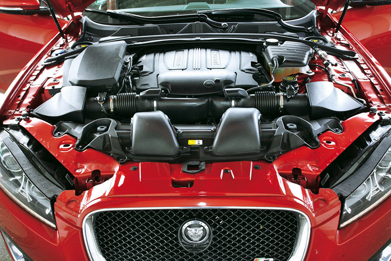 Jaguar XFR V8 Supercharged: kot pokazuje pazury