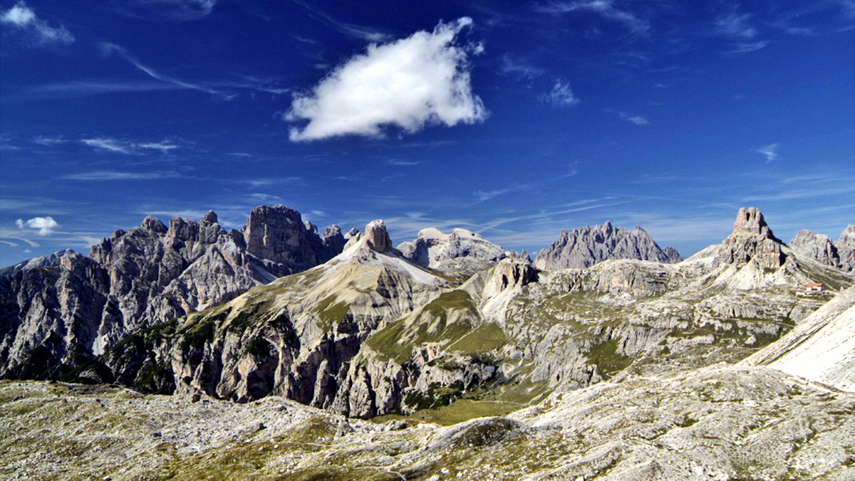 Dolomity to pasmo górskie znajdujące się w północno-wschodnich Włoszech. Dolomity położone są na terenie Południowych Alp Wapiennych w Alpach Wschodnich pomiędzy dolinami Val Rendena na zachodzie, Piawa na wschodzie oraz doliną Val Pusteria na północy. W 2009 roku Dolomity zostały wpisane na listę światowego dziedzictwa kulturowego i przyrodniczego UNESCO.