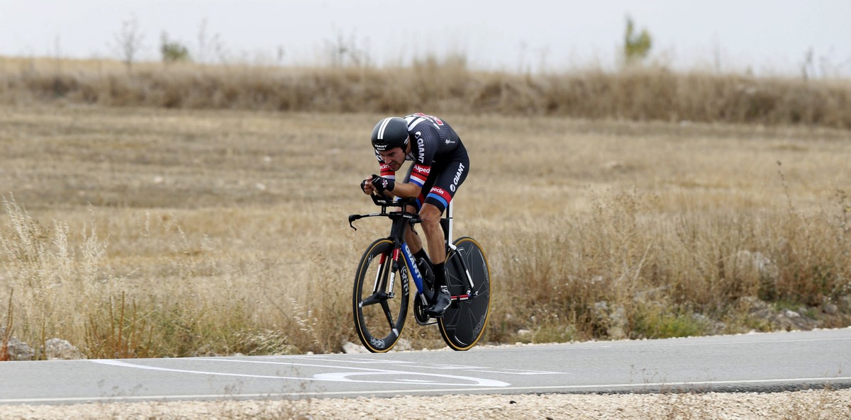 Vuelta a Espana: Bodnar drugi w czasówce, Dumoulin liderem