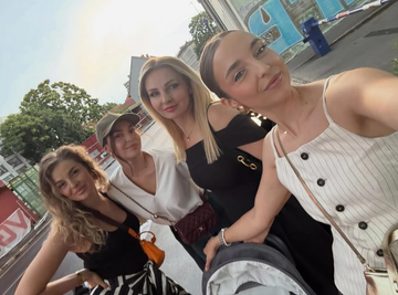 (FOTO) LJUDI GLEDAJU I TRLJAJU OČI: Ova lepotica je majka Džejle Ramović, pored ćerki izgleda kao da im je sestra 