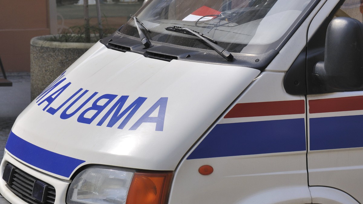 Ambulans na sygnale musiał zwolnić, bo tir rozpoczął manewr wyprzedzania. W karetce przewożona była krew dla noworodka. - W takim przypadku liczy się każda minuta - podkreśla przedstawiciel szpitala w rozmowie z TVN24.