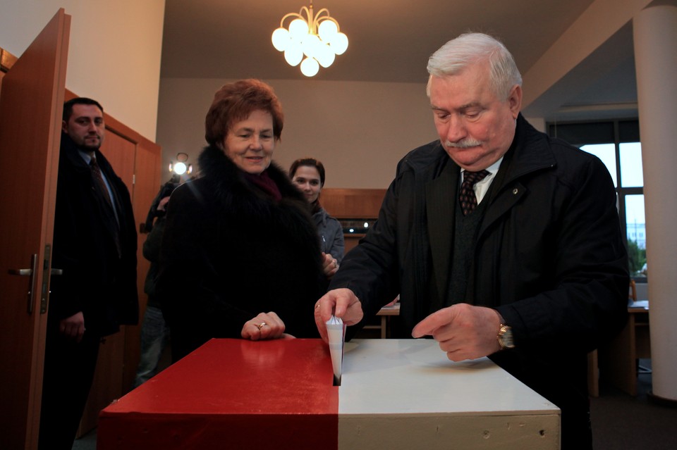 Były prezydent Lech Wałęsa oddał swój głos w Gdańsku, fot. PAP/Roman Jocher