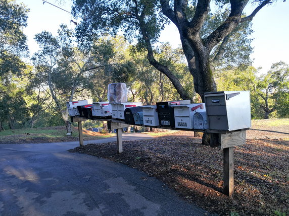Skrzynki pocztowe przy drodze do parku