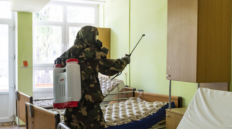 Katonák segítik a fertőtlenítést/ Fotó: MTI/Balázs Attila