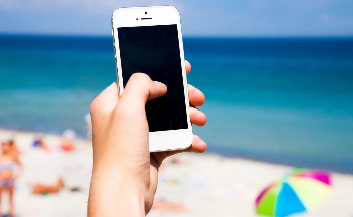 Am phone. Сотовый телефон Бич нашего времени. Play mobile Phones on the Beach. Person using a Phone on a Beach. Relax Call with Phone Beach.