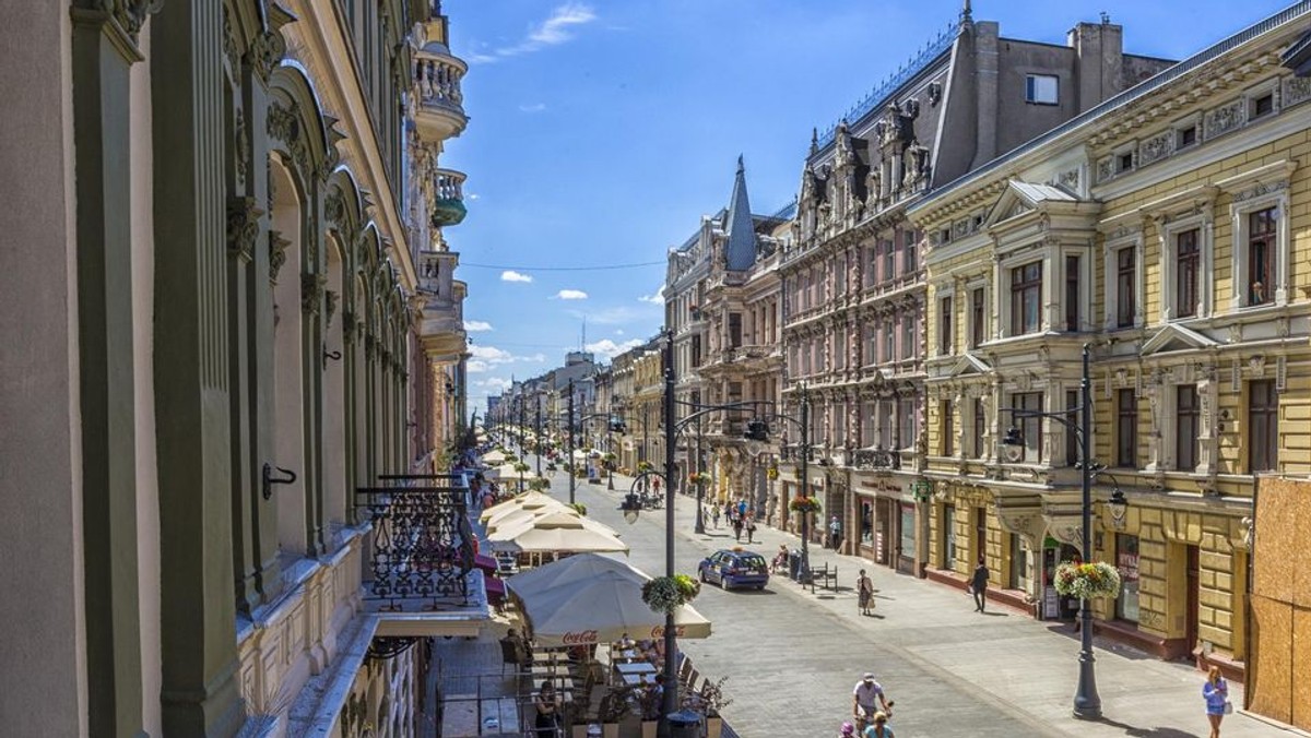 Marszałek woj. łódzkiego przekazał prezydent Łodzi ostatnią - ósmą umowę na dofinansowanie rewitalizacji obszarowej w centrum miasta. Projekt zakłada m.in. odnowienie 145 budynków i 20 ulic. Wartość ośmiu umów to prawie 1 mld zł.