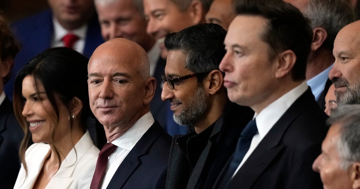 Człowiek bogatszy niż Elon Musk i Jeff Bezos. Kim był najpotężniejszy przedsiębiorca świata?