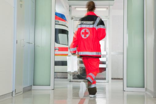 Üzent a mentőtiszt a szülőknek és nagyszülőknek Fotó: Getty Images / Illusztráció