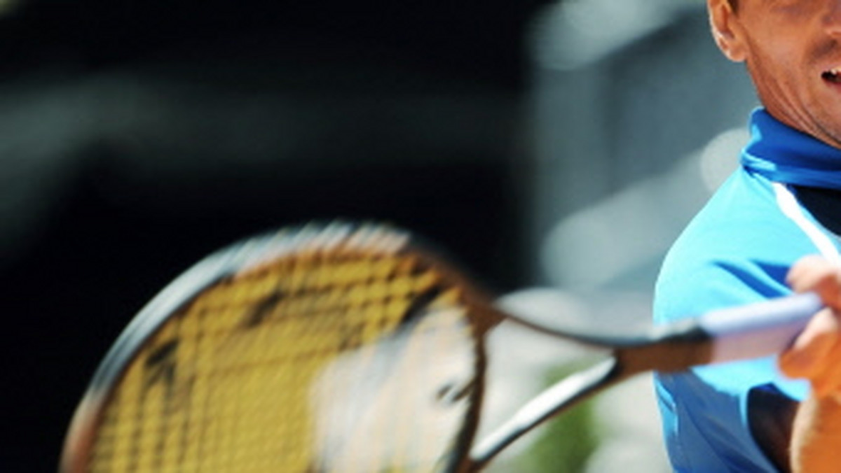 Rozstawiony z numerem dziewiątym Hiszpan Tommy Robredo przy stanie 7:6 (9-7), 4:6, 1:3 skreczował w meczu z Włochem Simone Bolellim w pierwszej rundzie turnieju ATP tenisistów na kortach ziemnych w Barcelonie (z pulą nagród 1,955 mln euro).