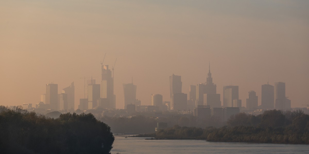 Budżet programu "Stop smog" to 1,2 mld zł i ma być realizowany do końca 2024 r. Skierowany jest on głównie do gmin, w których stężenie zanieczyszczeń powietrza przekracza normy unijne.