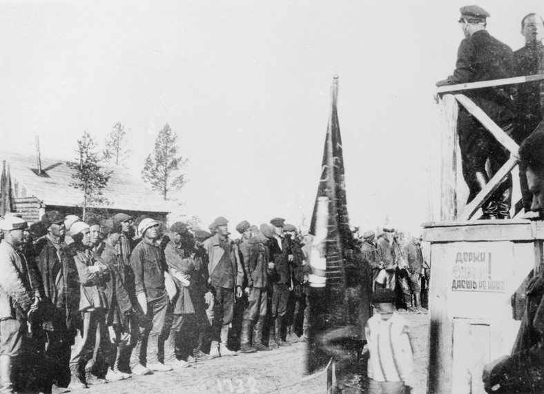 Więźniowie Gułagu słuchają ogłoszenia. Ok. 1932 rok