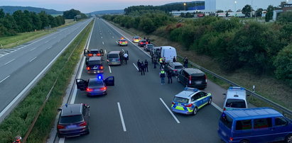 Niemcy: uzbrojony osobnik wziął trzech zakładników. Szturm na autokar na autostradzie