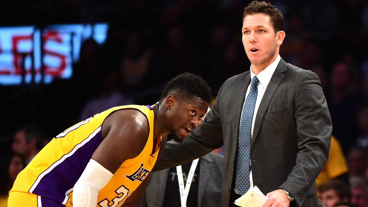 Luke Walton najmłodszy trener w NBA nie wytrzymał nerwowo i po niekorzystnej decyzji sędziowskiej mocno protestował w stronę arbitrów. Szkoleniowca ekipy Los Angeles Lakers odesłano do szatni już w pierwszej kwarcie, a ekipa Jeziorowców ostatecznie przegrała 92:116 z Sacramento Kings.