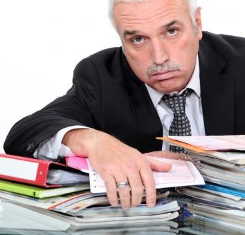 Mit nr 4: Wraz z doświadczeniem rośnie pensja.<br /><br />

Większe kwalifikacje przedkładają się na zwiększenie zarobków tylko przez pierwszych 5–10 lat od rozpoczęcia pracy. Około 30. r.ż. oczekiwania płacowe stabilizują się. Dr Tomasz Rostkowski z SGH tłumaczy, że wzrost doświadczenia następuje lawinowo tylko w pierwszych latach kariery. Później dokształcanie służy raczej temu, aby utrzymać pracę. – Księgowa po trzyletniej przerwie w pracy i braku uzupełniania wiedzy może wrócić na stanowisko fakturzystki, bo przepisy i praktyki biznesowe zmieniają się szybko – mówi ekspert. I ograniczona jest pula miejsc na awanse (w każdej firmie jest tylko jedna główna księgowa).