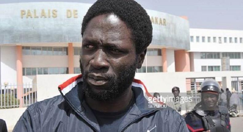 Le rappeur et activiste Landing Mbissane Seck alias 'Kilifeu posant devant le palais de justice de Dakar, Mars 2021.