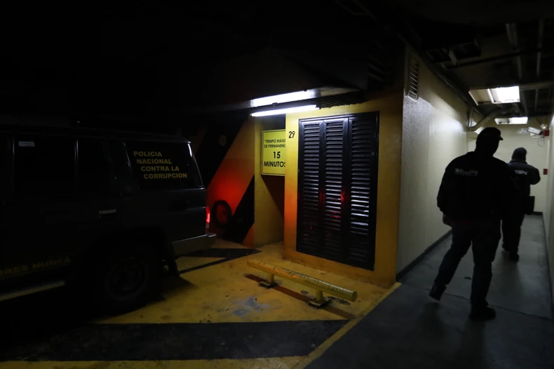 Policija unutar zgrade