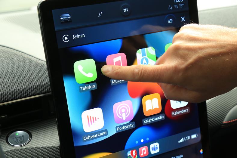 Dotykowy ekran multimedialny w formie 15,5-calowego tabletu charakteryzuje się świetną grafiką i intuicyjną obsługą. System multimedialny łączy się bezprzewodowo z Apple CarPlay, niestety zdarzało się, że kilka razy układ zrywa połączenie.