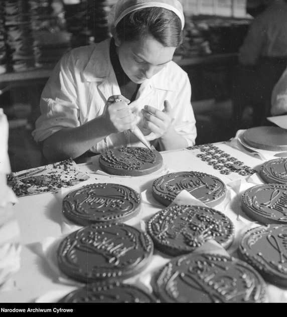 Pracownica dekorująca torty pralinowe - 1956 r. - Narodowe Archiwum Cyfrowe