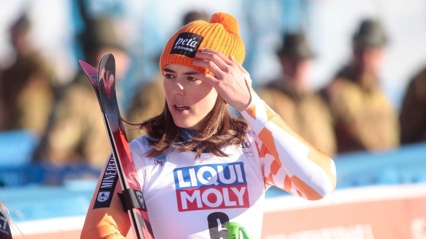Petra Vlhová zo Slovenska počas obrovského slalomu žien Audi FIS World Cup 2022 10. decembra 2022 v Sestriere v Taliansku. Dnes opäť štartovala v Taliansku na ZOH 2026 po dvojročnej prestávke. 