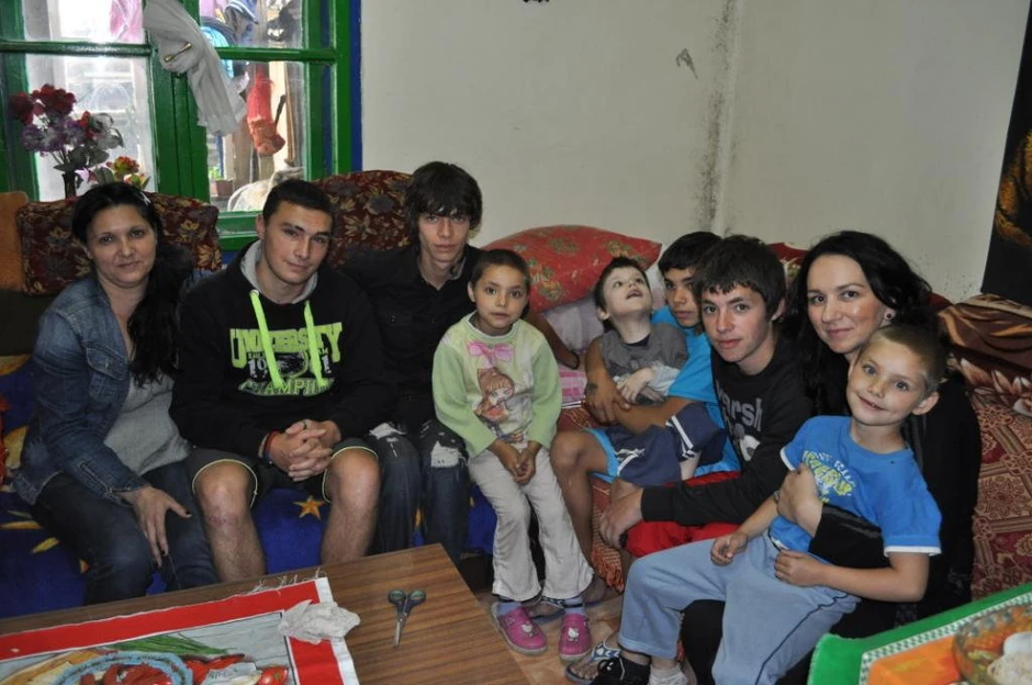 Konačno nasmejani: Članovi porodice Jovanović sa Danijelom Caranović