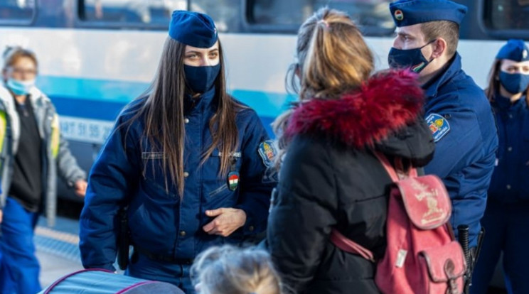 A rendőrök a menekülteknek szánt adományokkal üzletszerűen visszaélőket szűrik ki a budapesti pályaudvarokon felállított segélypontoknál/ Fotó: Police.hu