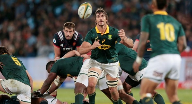 South Africa's lock Eben Etzebeth (C) clears the ball to South Africa's fly half Elton Jantjies (R) during the Rugby Test match between South Africa and France at Loftus Rugby stadium on June 10, 2017 in Pretoria, South Africa