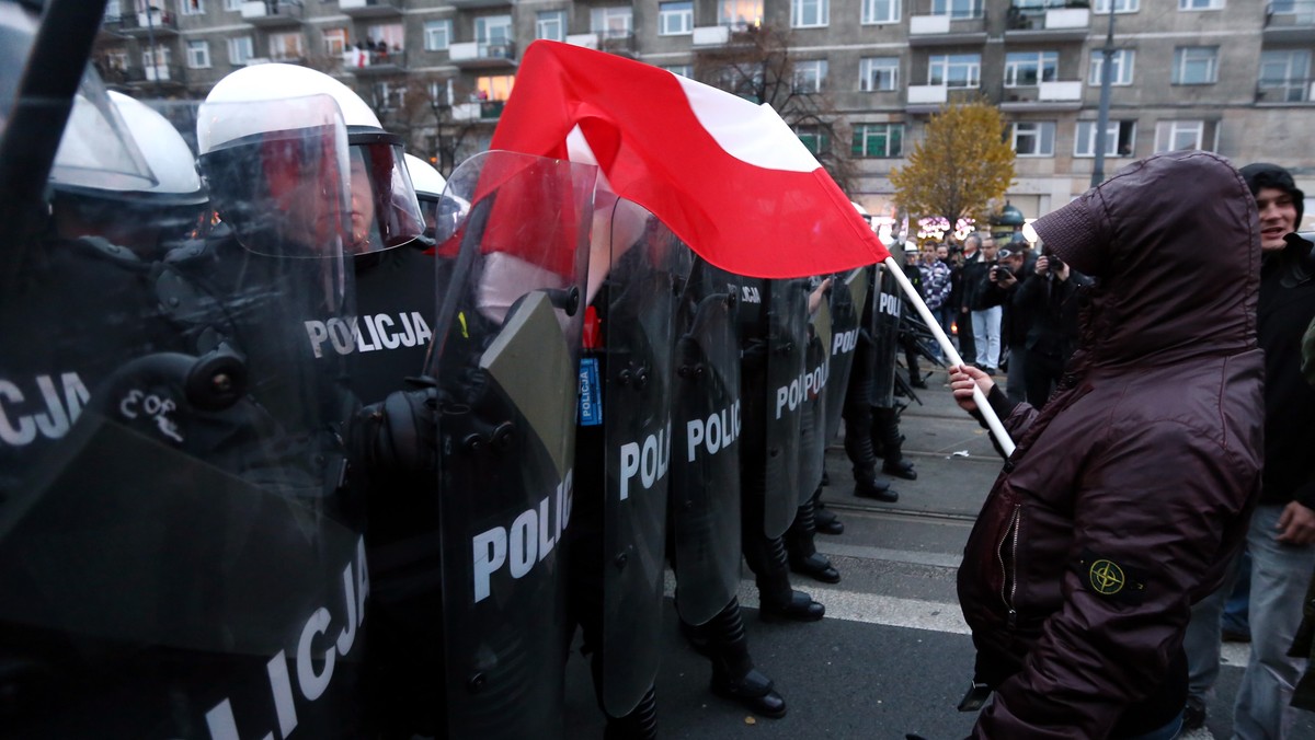 Rzucanie w policjantów kostką brukową lub racą jest czynną napaścią z użyciem niebezpiecznego narzędzia, ale okładanie funkcjonariuszy drzewcem flagi już nie - tak uznał warszawski sąd. Chuligan, który tak się właśnie zachowywał w Święto Niepodległości, został zwolniony do domu.