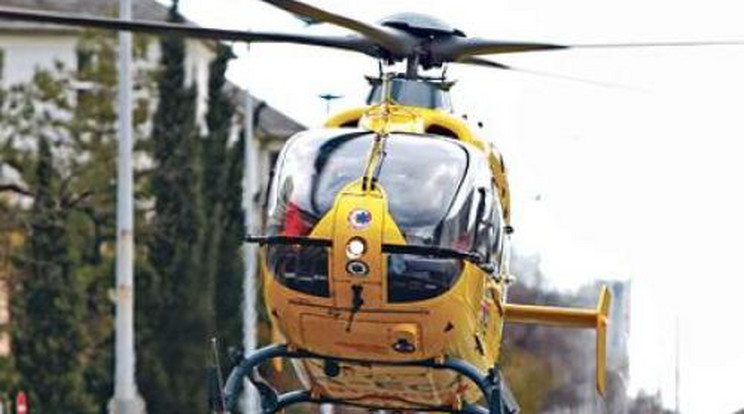 Úttesten landolt a mentőhelikopter