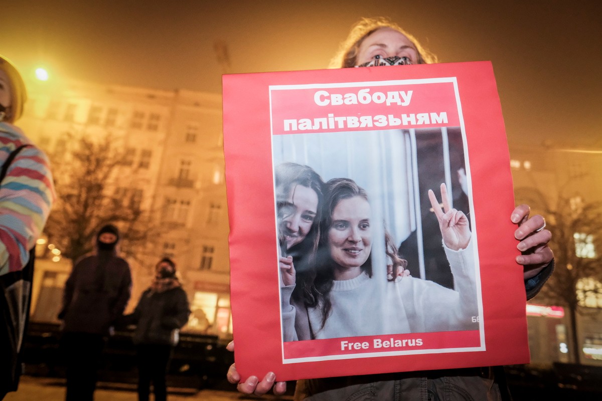 18.02.2021 Poznan . Plac Wolnosci . Manifestacja Bialorusinow w zwiazku z wyrokiem na dziennikarki telewizji Bielsat . Dziennikarki Kaciaryna Andrejewa i Daria Czulcowa skazane zostaly na 2 lata kolonii karnej za relacjonowanie protestu w Minsku Fot. Piotr Skornicki / Agencja Gazeta