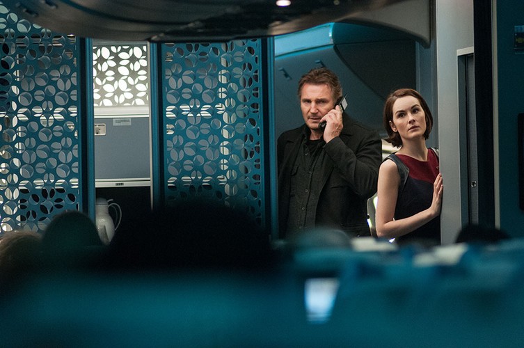 Michelle Dockery i Liam Neeson w filmie 'Non-stop'