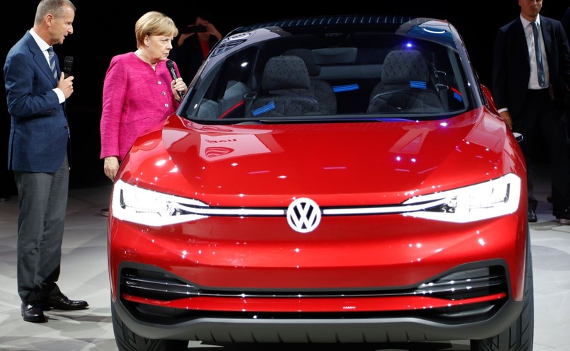 Kanclerz Angela Merkel na stoisku VW. W jej obecności Herbert Diess, szef marki Volkswagen Samochody Osobowe, ogłosił że w 2019 roku także w czasie salonu samochodowego we Frankfurcie zobaczymy produkcyjną wersję pierwszego elektrycznego modelu z rodziny I.D.